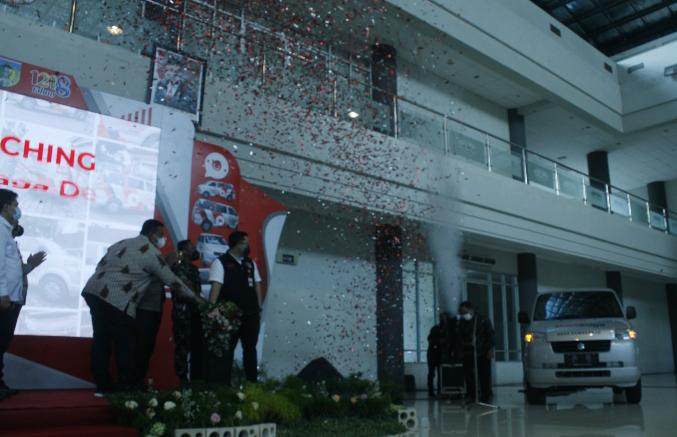 Bupati Kediri, Hanindhito Himawan Pramana, menekan tombol pertanda launching mobil siaga Desa, Rabu (23/3/2022).