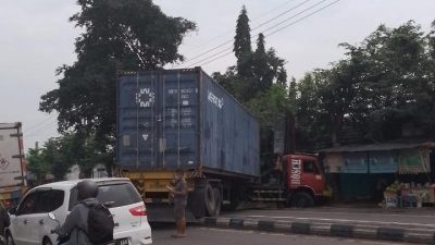 Kronologi truk seruduk warung. (Foto: Istimewa/Tugu Jatim)