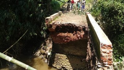 Jembatan penghubung antar 2 dusun di Desa Wiyurejo, Kecamatan Pujon, Kabupaten Malang ambrol, Kamis (17/3/2022). Akibat dari insiden ini memakan 2 korban luka parah.