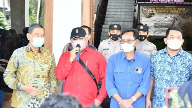 Ketua DPRD Kabupaten Madiun, Fery Sudarsono, didampingi tiga pimpinan dewan lainnya menerima massa perwakilan petani.