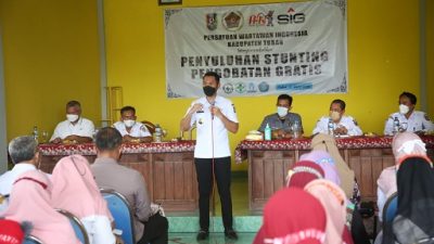 Bupati Tuban, Aditya Halindra Faridzky, memberikan sambutan dalam kegiatan pengobatan gratis dan penyuluhan stunting di Desa Sumurgung, Kecamatan Tuban, Rabu (16/3/2022).