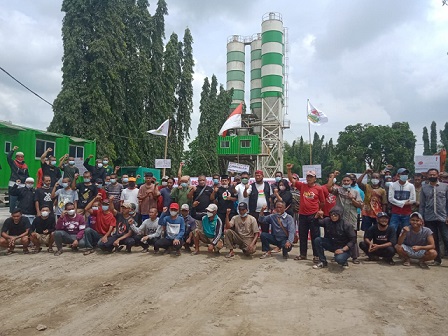 Pabrik Beton di Kediri Diduga Tak Berizin, Warga Kompak Blokade Jalan dengan Bambu 2 Warga di Kediri kompak menolak pembangunan pabrik beton yang diduga tidak berizin, Jumat (18/3/2022).