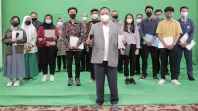 Rektor Unair, Prof Dr Mohammad Nasih, berfoto bersama dengan siswa peraih golden tiket di kantor manajemen Unair Surabaya.