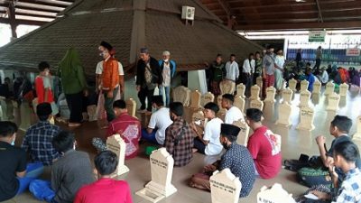 Sejumlah peziarah datang silih berganti ke kompleks makam Sunan Bonang Tuban seakan tidak ada habisnya.