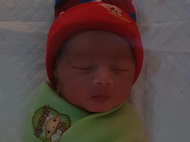 Sosok bayi laki-laki diduga bayi baru lahir dibuang ibunya di tanah kosong Kecamatan Prigen.