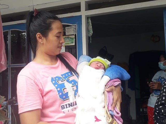 Warga menggendong bayi yang ditemukan di Kelurahan Balearjosari, Kecamatan Blimbing, Kota Malang.