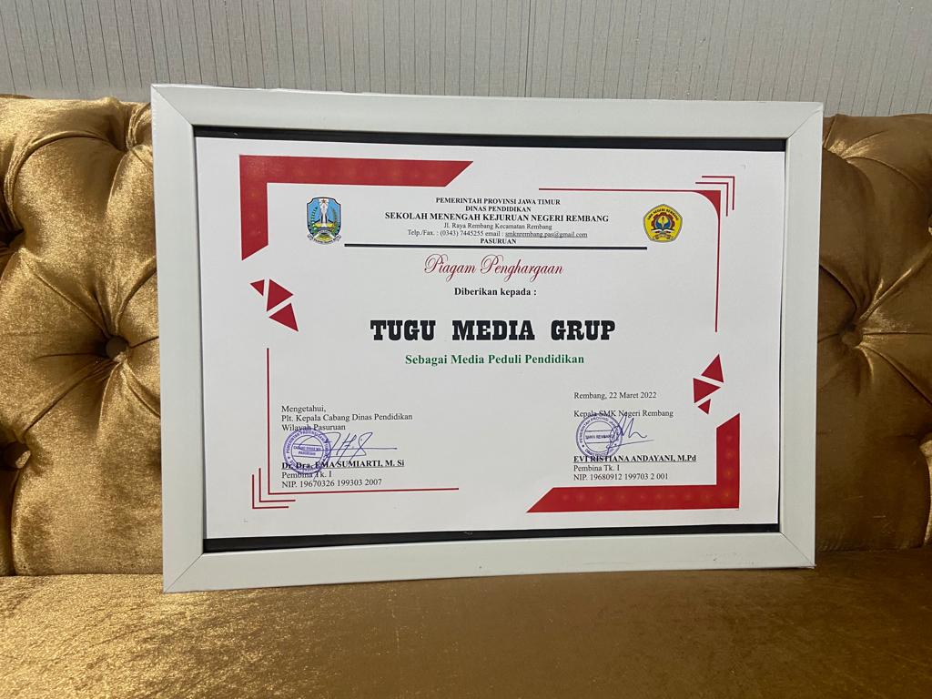 Piagam pernghargaan untuk Tugu Media Group dari SMKN Rembang Pasuruan.