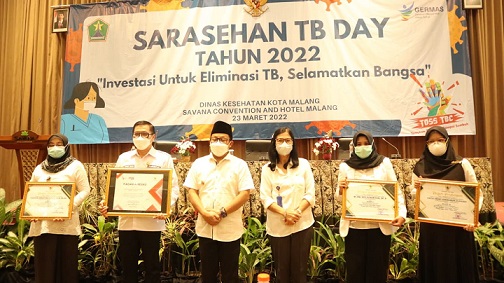 Wali Kota Malang, Drs H Sutiaji, memberikan piagam penghargaan pada tenaga kesehatan.