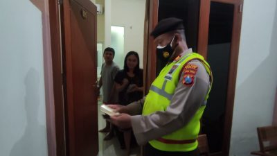 Kasat Samapta Polres Tuban, AKP Chakim Amrullah, memeriksa identitas tamu hotel di wilayah Kota Tuban, Sabtu (12/3/2022).