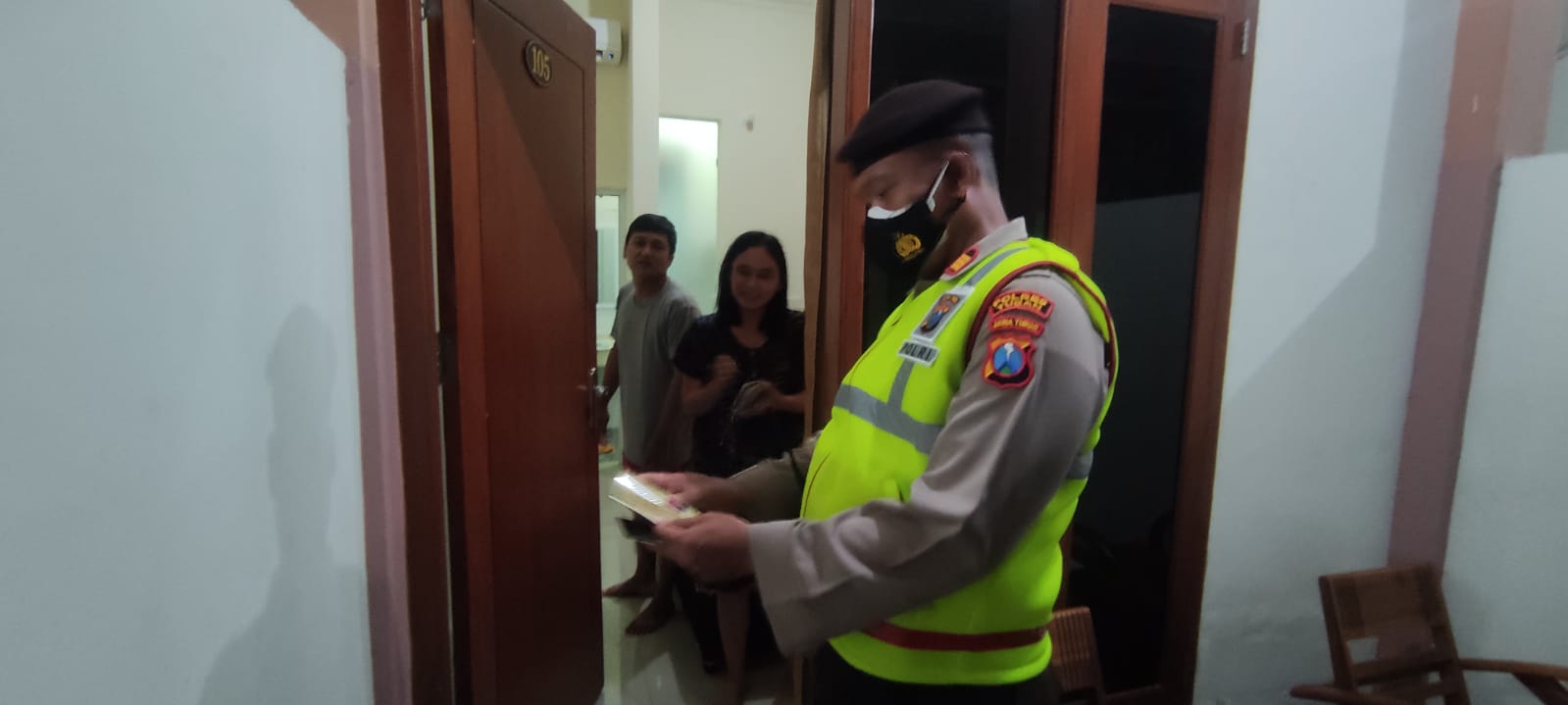 Kasat Samapta Polres Tuban, AKP Chakim Amrullah, memeriksa identitas tamu hotel di wilayah Kota Tuban, Sabtu (12/3/2022).