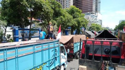 Truck berjejer ketika menggelar aksi demo di kantor Dishub Jatim.