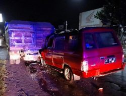 Seruduk Truk Dam Terparkir, Satu Keluarga di Kediri Dilarikan ke Rumah Sakit