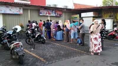 Beli minyak goreng. (Foto: Laoh Mahfud/Tugu Jatim)