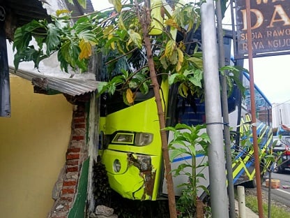 Bus pariwisata Trans Afana saat mengalami kecelakaan beruntun di Jalan Raya Ngijo, Malang, Minggu, (20/3/2022).