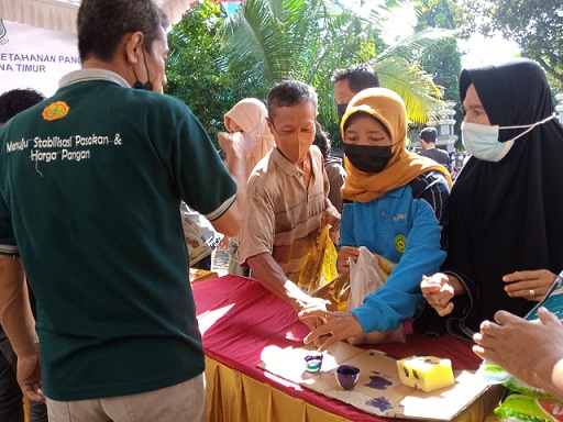 Usai membeli barang di operasi gelar pangan murah berkualitas warga memasukan jarinya kedalam tinta sebagai tanda sudah membeli barang di pasar murah.