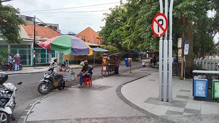 Tikungan tempat terjadinya tembakan ke udara oleh petugas kepolisian ketika mengamankan pelaku tindak kriminal.