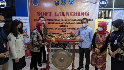 Rektor Universitas Dr Soetomo, Siti Marwiyah, ketika akan memukul gong meresmikan launching samsat kampus di ruang admisi kampus, Jumat (25/3/2022).