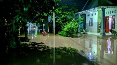 Banjir setinghi 1 meter rendam pemukiman warga di dusun Rujakgadung, Gadingrejo, Kota Pasuruan.