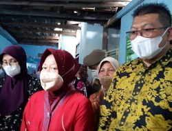 Mensos Tri Rismaharini Beri Santunan dan Modal Usaha Korban Bencana Banjir di Lawang Malang