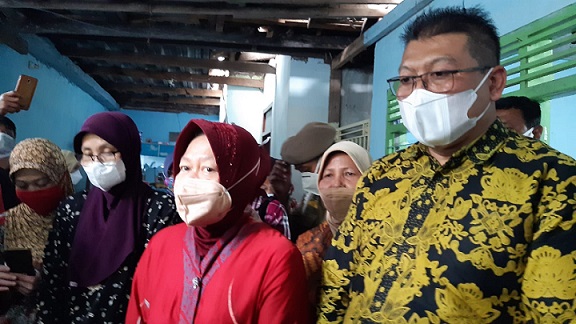 Menteri Sosial, Tri Rismaharini (tengah) didampingi Wakil Bupati Malang, Didik Gatot Subroto (kanan) saat mengunjungi rumah keluarga Sa'ad.