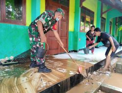 Terdampak Banjir Bandang, Puluhan Siswa Bantu Petugas BPBD Bersihkan Endapan Lumpur di SDN Padasan Tuban