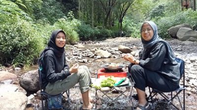 Dua orang pengunjung sedang menikmati wisata Bumi Perkemahan Bedengan.