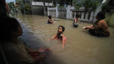 Warga dusun Getas Kidul Pasuruan beraktifitas di antara genangan banjir.