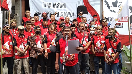 Ismoko Irianto selaku pendiri GEMA Nusantara bersama relawan lainnya membacakan surat deklarasi.