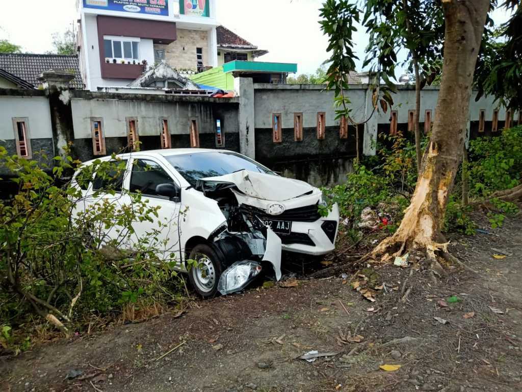 Mobil tabrak pohon. (Foto: Mila Arinda/Tugu Jatim)