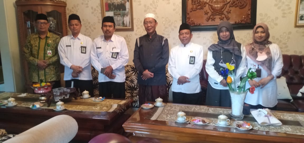Kementerian Agama (Kemenag) Kabupaten Tuban bertemu Bupati Tuban periode 2011-2020 KH Fathul Huda di kediamannya.