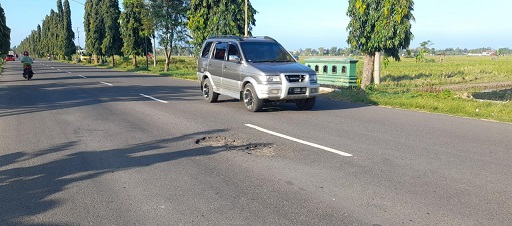 Lokasi jalan berlubang yang menyebabkan kecelakaan tunggal purnawirawan TNI AL. Dia terjatuh setelah terperosok ke dalam jalan berlubang di jalan Soekarno Hatta Desa Bogorejo Kecamatan Merakurak, Tuban Rabu (23/3/2022) malam.