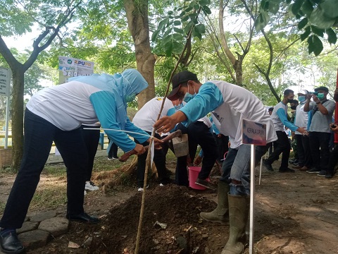 Pemerintah Kota Kediri bersama warga melakukan penanaman pohon trembesi di sumber Jiput Kota Kediri, Rabu (30/3/2022).
