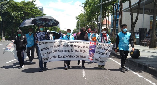 Pengungsi Afganistan melakukan long march di depan Mall Royal Plaza Surabaya. Aksi damai ini menagih janji UNHCR tentang nasib mereka.