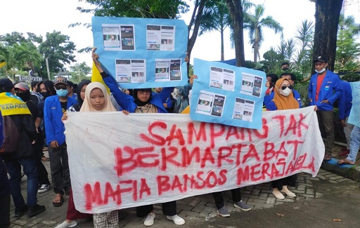 Pergerakan Mahasiswa Islam Indonesia (PMII) cabang Sampang menggelar aksi tuntut bupati Sampang atasi polemik mafia bansos BPNT.