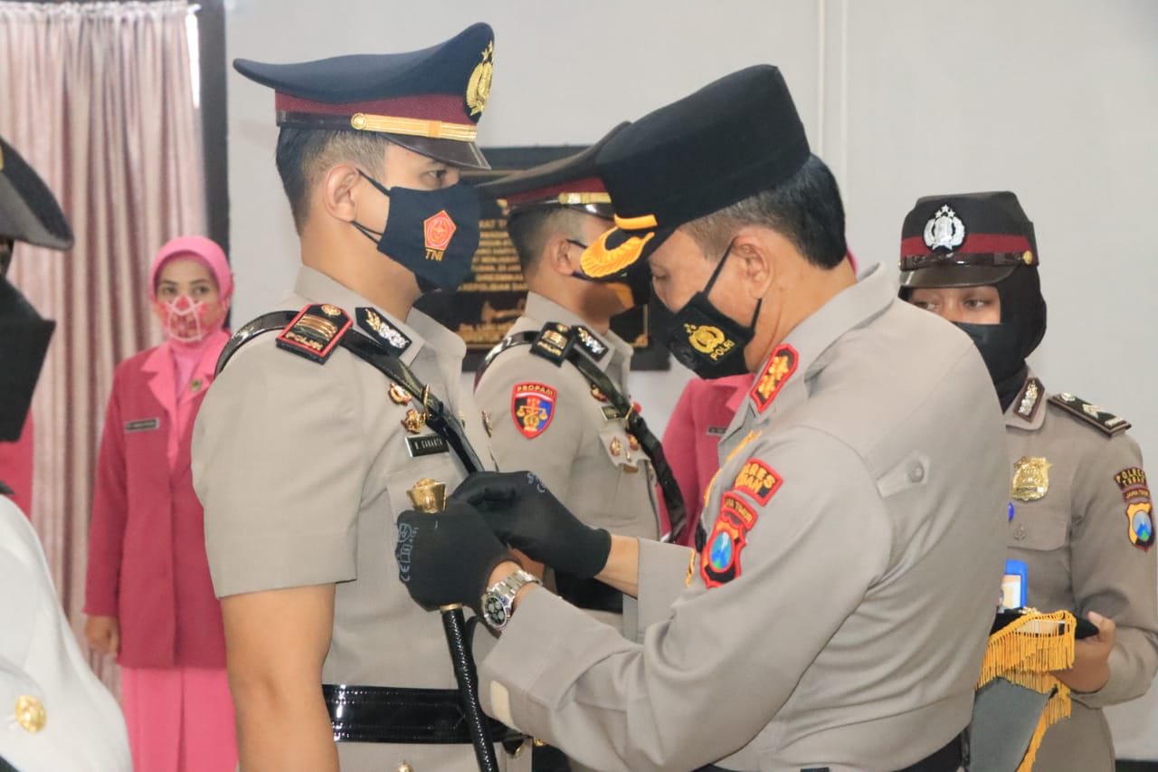 Kapolres Tuban, AKBP Darman, menyematkan tanda jabatan kepada dua perwira menengah dan satu perwira pertama saat sertijab di Polres Tuban, Selasa (29/3/2022).