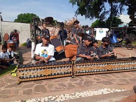  Salah satu grup Musik tongklek Tuban menampilkan performennya di Taman Sleko Tuban, Minggu (13/3/2022). 