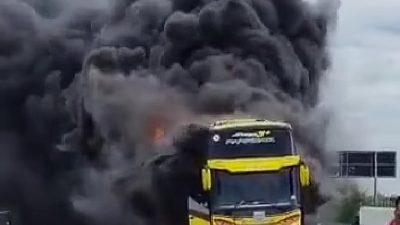 Badan Bus PO Al Mubarok hangus terbakar di Tol Pandaan