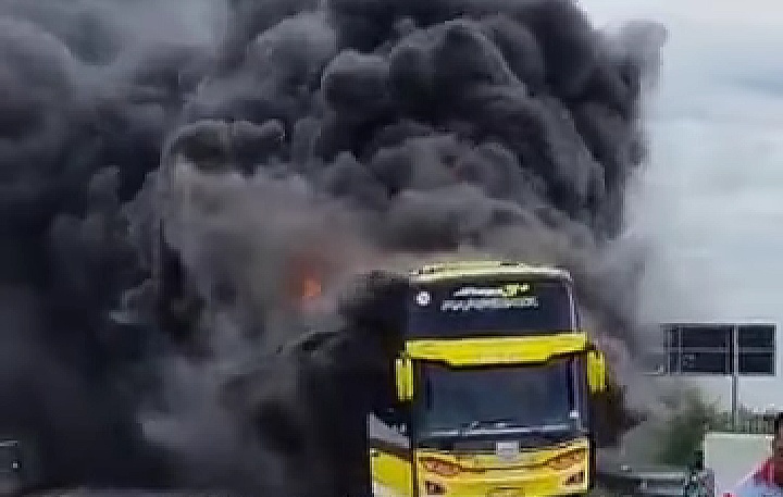 Badan Bus PO Al Mubarok hangus terbakar di Tol Pandaan
