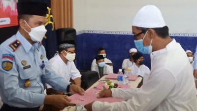 Narapidana Lapas Kelas II B Tuban secara bergantian naik ke atas panggung. Mereka menerima sertifikat kelulusan pembelajaran agama dengan predikat baik.