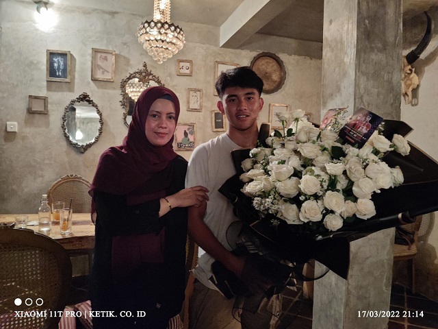 Mario bersama ibunda tercita Risworini usai makan malam di El Bazar Café.
