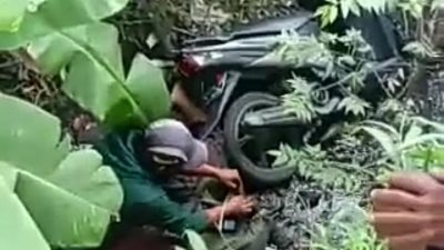 Korban tabrak lari. (Foto: Tangkapan layar video warga/Tugu Jatim)