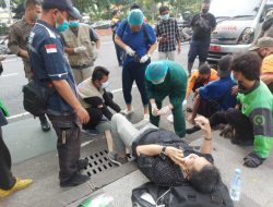 Sembrono Pindah Jalur, Driver Ojek Online dan Penumpang di Surabaya Patah Tulang usai Kecelakaan Lalu Lintas