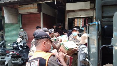 Anggota Satpol PP Surabaya membantu pedagang untuk merelokasi daganganya ke dalam truk yang sudah disiapkan, Senin (21/3/2022).