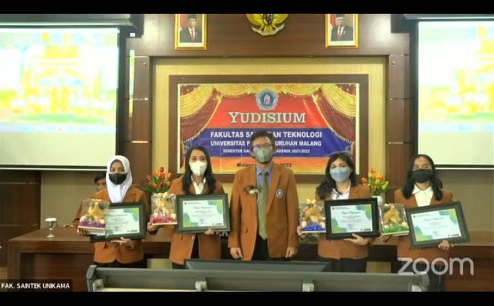 Dekan FST Unikama Dr I Ketut Suastika MSi bersama lulusan terbaik tingkat prodi.