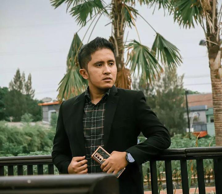 dr Caesar Ayuda membangun personal branding melalui media sosial.