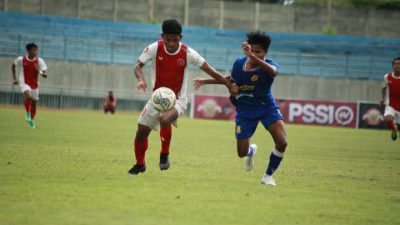 Pemain Persedikab Kediri sedang merebut bola.