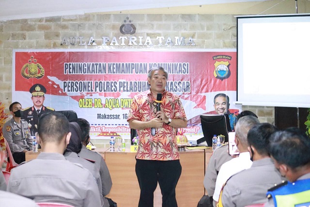 Dr Aqua Dwipayana saat menyampaikan materi kepada prajurit TNI dan Polri di Sulawesi Selatan.