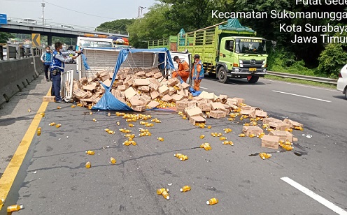 Minuman muatan pick up berserakan setelah terguling di tol satelit Surabaya, Selasa (8/3/2022)