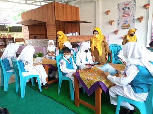 Pendampingan para guru SMPN 7 Tuban kepada para peserta didiknya di Cafe Literasi.