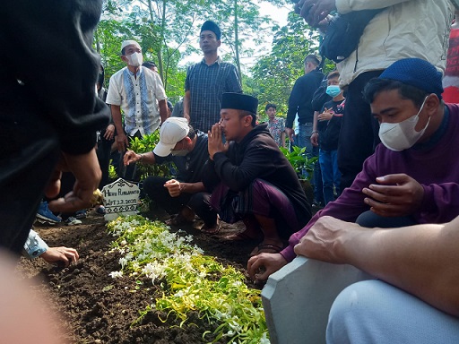 Suasana pemakaman petinju asal Malang Hero Tito di TPU Dusun Sindurejo Desa Banjarejo Kecamatan Pakis Kabupaten Malang, Jum'at pagi (4/3/2022).